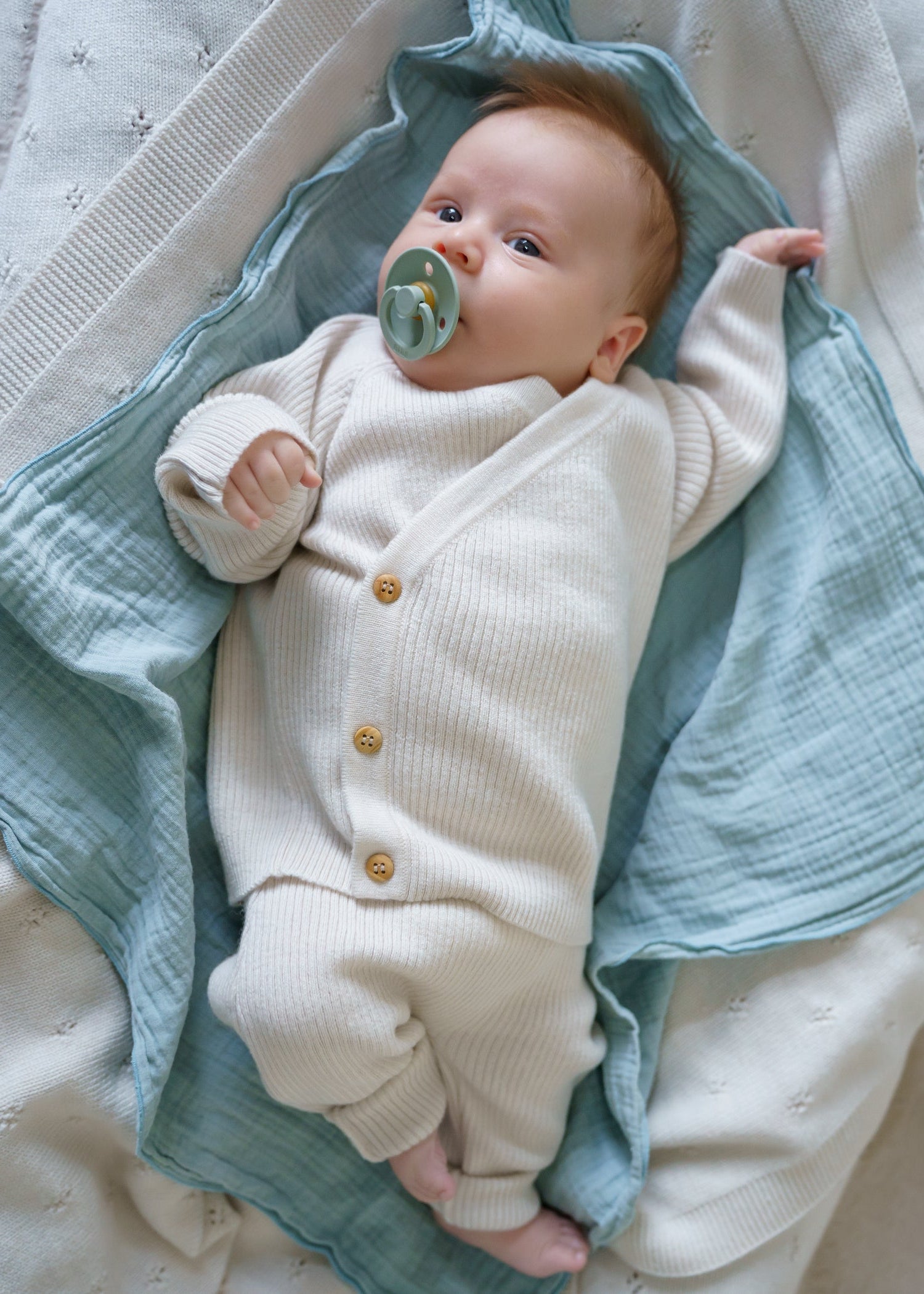 A classic button-front baby top made from 100% RWS certified merino wool. Featuring natural wooden buttons and a ribbed knit design, this sustainable piece combines softness, breathability, and timeless style – perfect for layering all year round.
