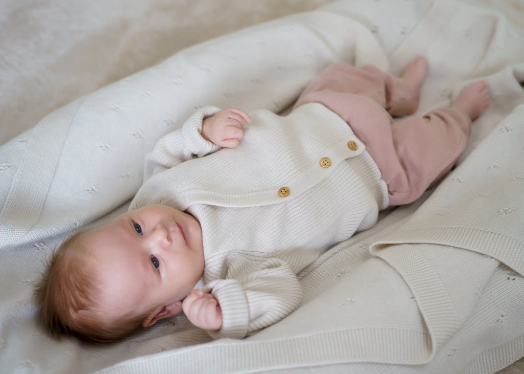 A classic button-front baby top made from 100% RWS certified merino wool. Featuring natural wooden buttons and a ribbed knit design, this sustainable piece combines softness, breathability, and timeless style – perfect for layering all year round.
