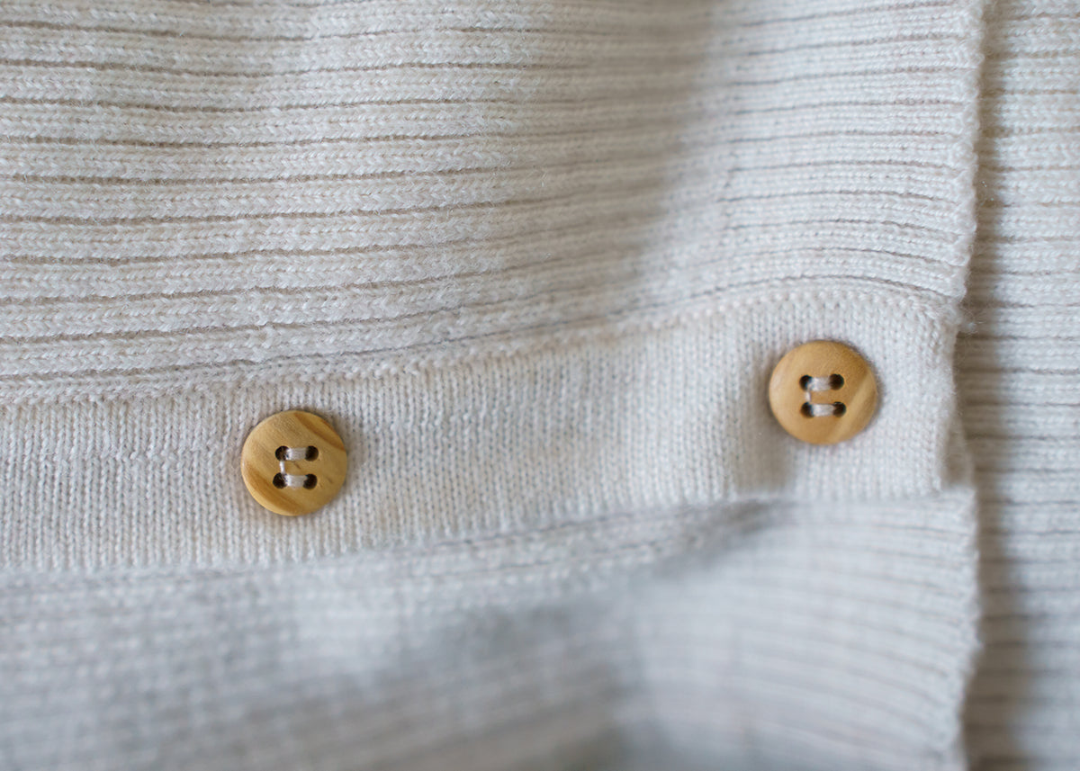 A classic button-front baby top made from 100% RWS certified merino wool. Featuring natural wooden buttons and a ribbed knit design, this sustainable piece combines softness, breathability, and timeless style – perfect for layering all year round.
