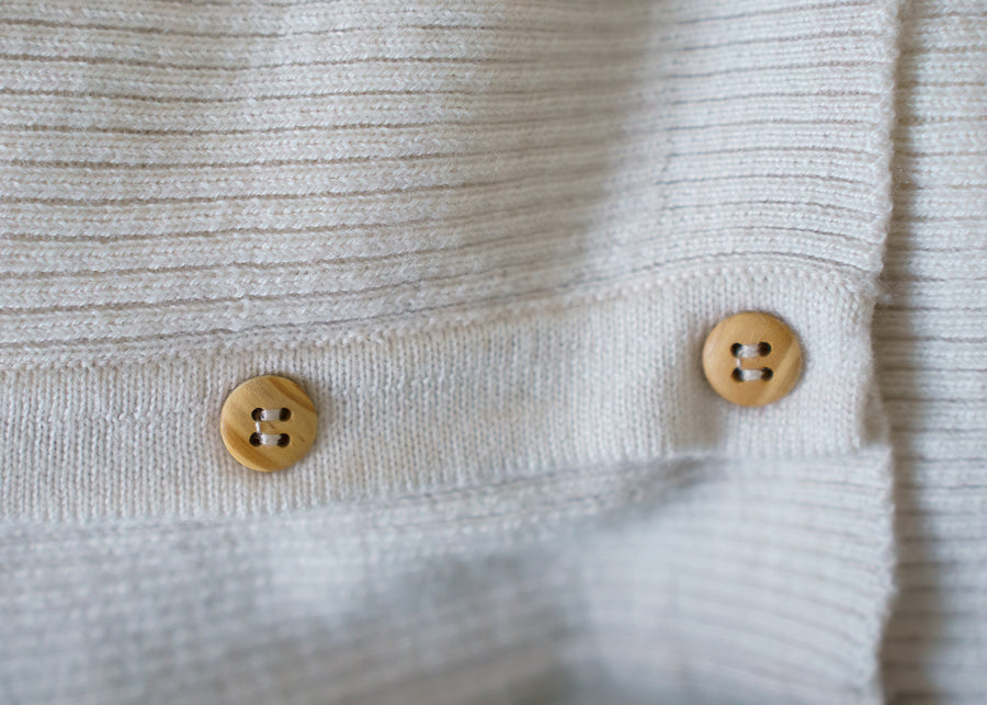 A classic button-front baby top made from 100% RWS certified merino wool. Featuring natural wooden buttons and a ribbed knit design, this sustainable piece combines softness, breathability, and timeless style – perfect for layering all year round.
