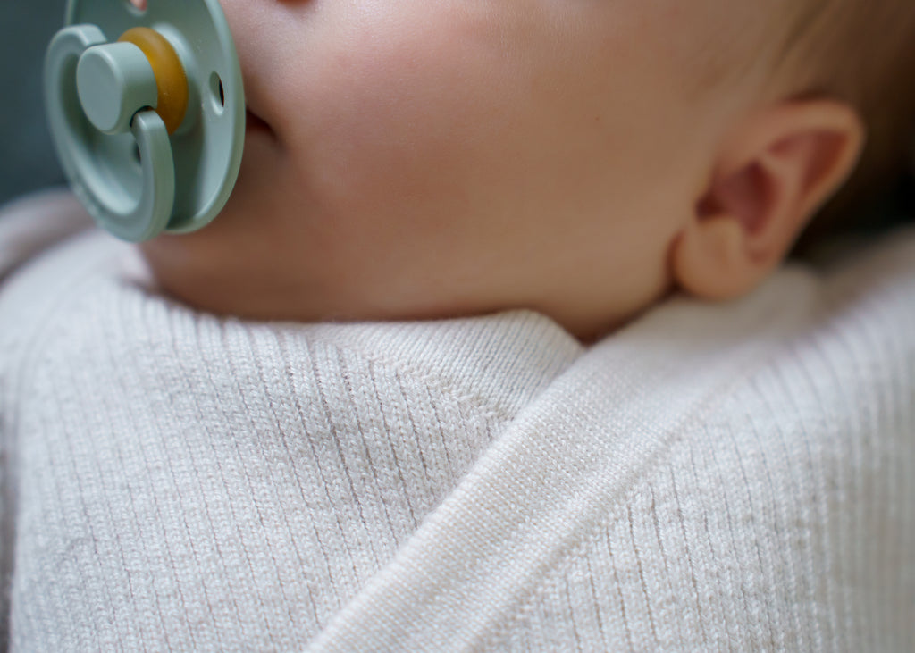 A classic button-front baby top made from 100% RWS certified merino wool. Featuring natural wooden buttons and a ribbed knit design, this sustainable piece combines softness, breathability, and timeless style – perfect for layering all year round.
