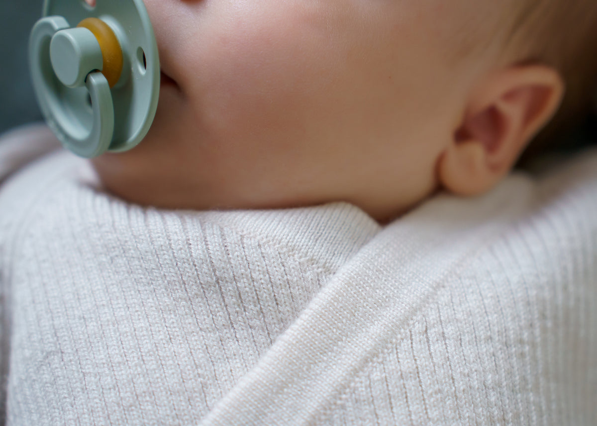 A classic button-front baby top made from 100% RWS certified merino wool. Featuring natural wooden buttons and a ribbed knit design, this sustainable piece combines softness, breathability, and timeless style – perfect for layering all year round.
