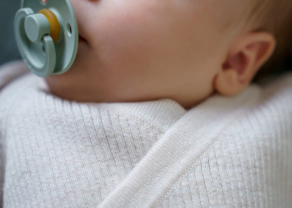 A classic button-front baby top made from 100% RWS certified merino wool. Featuring natural wooden buttons and a ribbed knit design, this sustainable piece combines softness, breathability, and timeless style – perfect for layering all year round.
