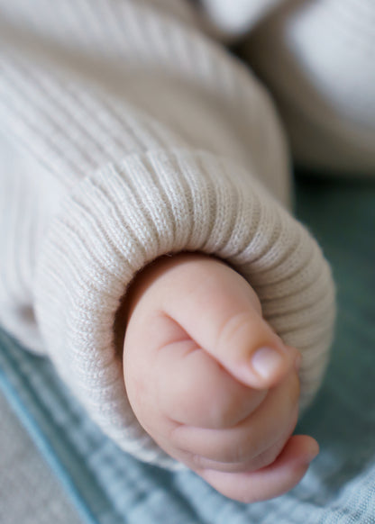 A classic button-front baby top made from 100% RWS certified merino wool. Featuring natural wooden buttons and a ribbed knit design, this sustainable piece combines softness, breathability, and timeless style – perfect for layering all year round.

