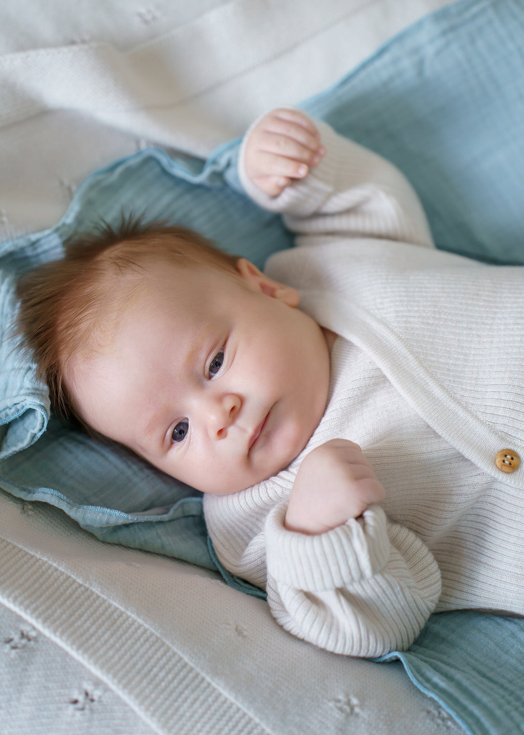 A classic button-front baby top made from 100% RWS certified merino wool. Featuring natural wooden buttons and a ribbed knit design, this sustainable piece combines softness, breathability, and timeless style – perfect for layering all year round.
