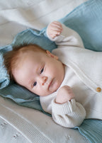 A classic button-front baby top made from 100% RWS certified merino wool. Featuring natural wooden buttons and a ribbed knit design, this sustainable piece combines softness, breathability, and timeless style – perfect for layering all year round.
