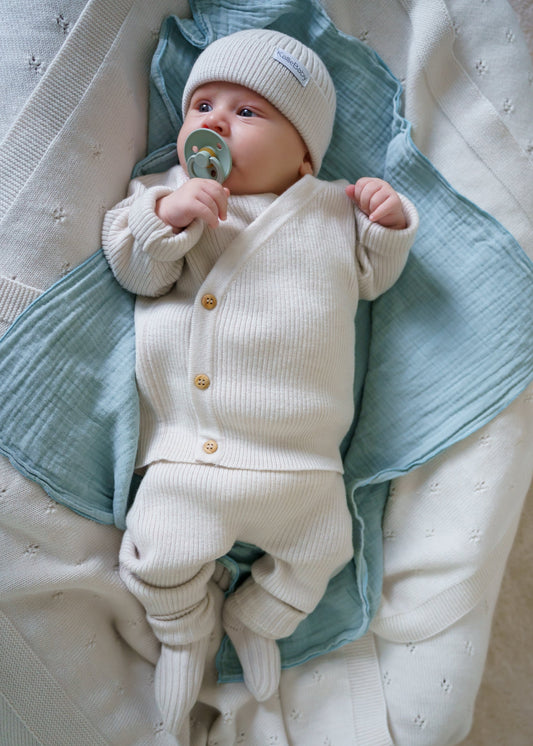 A classic button-front baby top made from 100% RWS certified merino wool. Featuring natural wooden buttons and a ribbed knit design, this sustainable piece combines softness, breathability, and timeless style – perfect for layering all year round.

