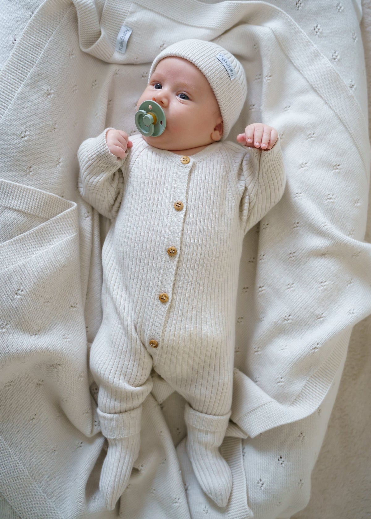 Soft ribbed knit socks made from 100% RWS certified merino wool. These sustainable baby socks gently hug little feet, regulating temperature naturally and providing all-day comfort.