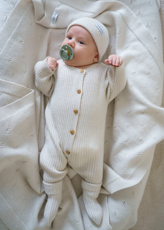 Soft ribbed knit socks made from 100% RWS certified merino wool. These sustainable baby socks gently hug little feet, regulating temperature naturally and providing all-day comfort.