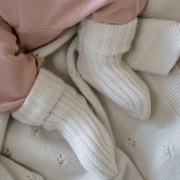 Soft ribbed knit socks made from 100% RWS certified merino wool. These sustainable baby socks gently hug little feet, regulating temperature naturally and providing all-day comfort.