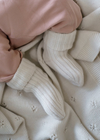 Soft ribbed knit socks made from 100% RWS certified merino wool. These sustainable baby socks gently hug little feet, regulating temperature naturally and providing all-day comfort.